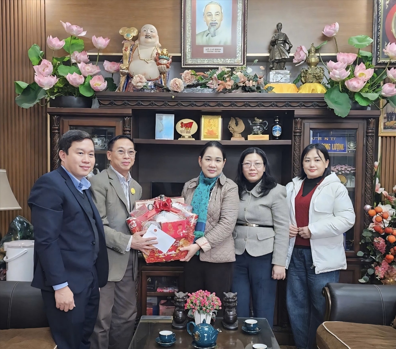 Thứ trưởng Nông Thị Hà tặng quà Tết và gửi lời chúc mừng năm mới tới đồng chí Hoàng Thương Lượng.