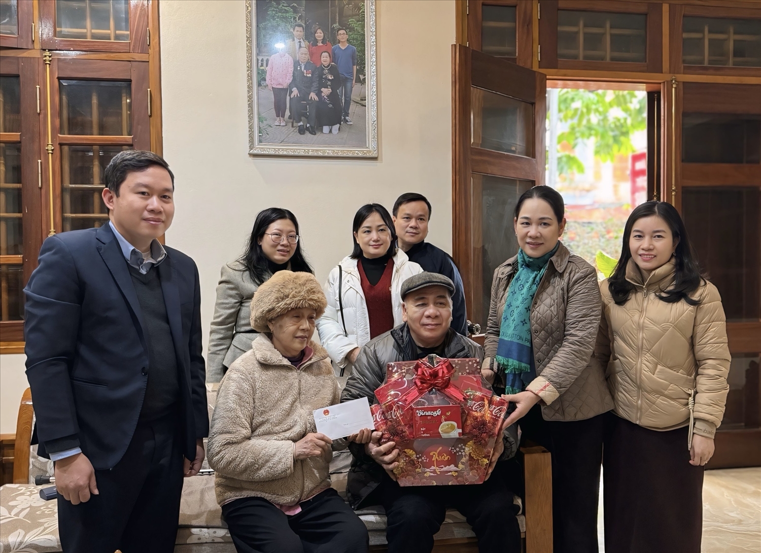 Thứ trưởng Nông Thị Hà thay mặt Đoàn công tác trao tặng quà Tết, chúc mừng năm mới gia đình đồng chí Hà Quyết - nguyên Bí thư Tỉnh ủy, Trưởng Đoàn Đại biểu Quốc hội tỉnh Yên Bái.