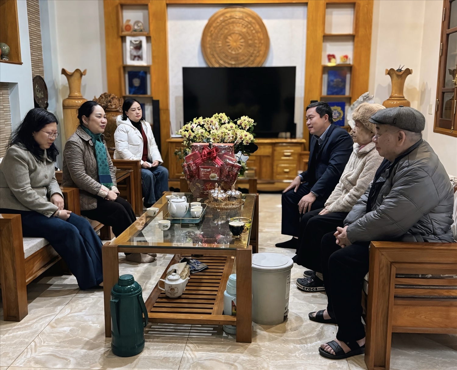 Trong không khí thân mật, Thứ trưởng Nông Thị Hà ân cần thăm hỏi sức khỏe và lắng nghe những chia sẻ của đồng chí Hà Quyết.