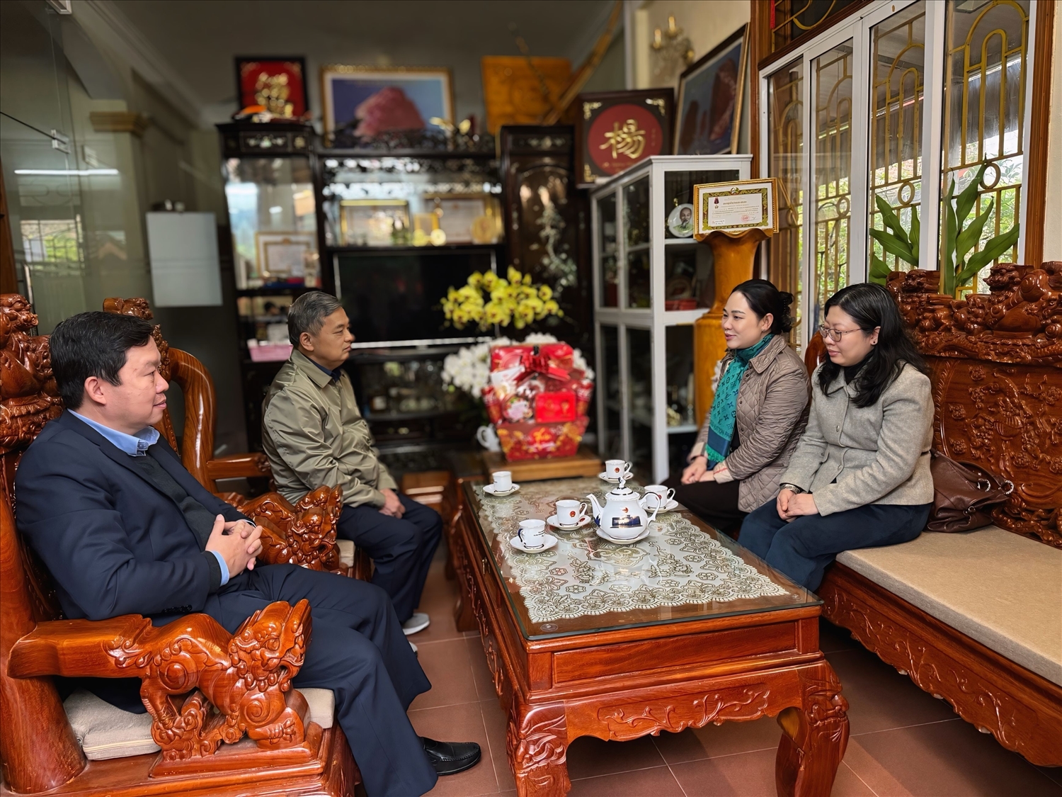 Thứ trưởng Nông Thị Hà cùng Đoàn công tác thăm và tặng quà Tết cho đồng chí Dương Văn Thống - nguyên Phó Bí thư Thường trực Tỉnh ủy, Trưởng Đoàn Đại biểu Quốc hội tỉnh Yên Bái.