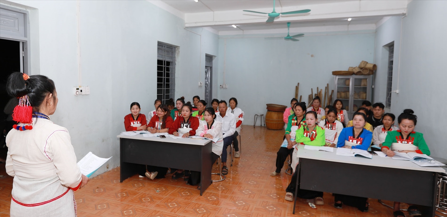 Trước sự hăng hái tham gia lớp học của thế hệ trẻ, những người cao tuổi như bà Chướng có niềm tin về sự trường tồn của văn hóa dân tộc mình (ảnh Trọng Bảo)