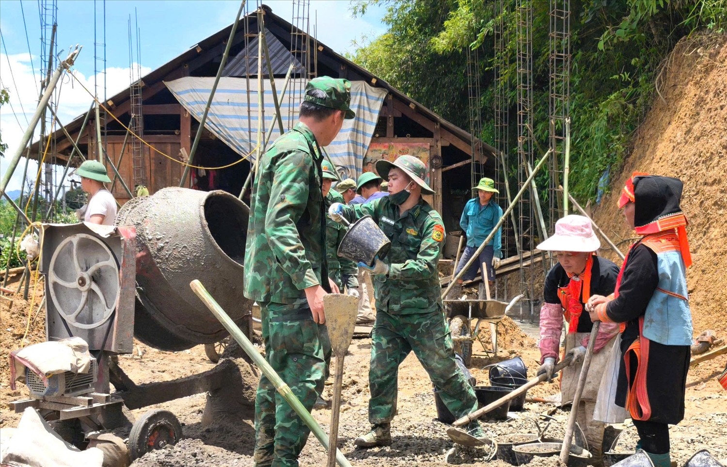 Bộ đội Biên phòng Lai Châu tham gia giúp dân xóa nhà tạm, nhà dột nát (ảnh Trọng Bảo)