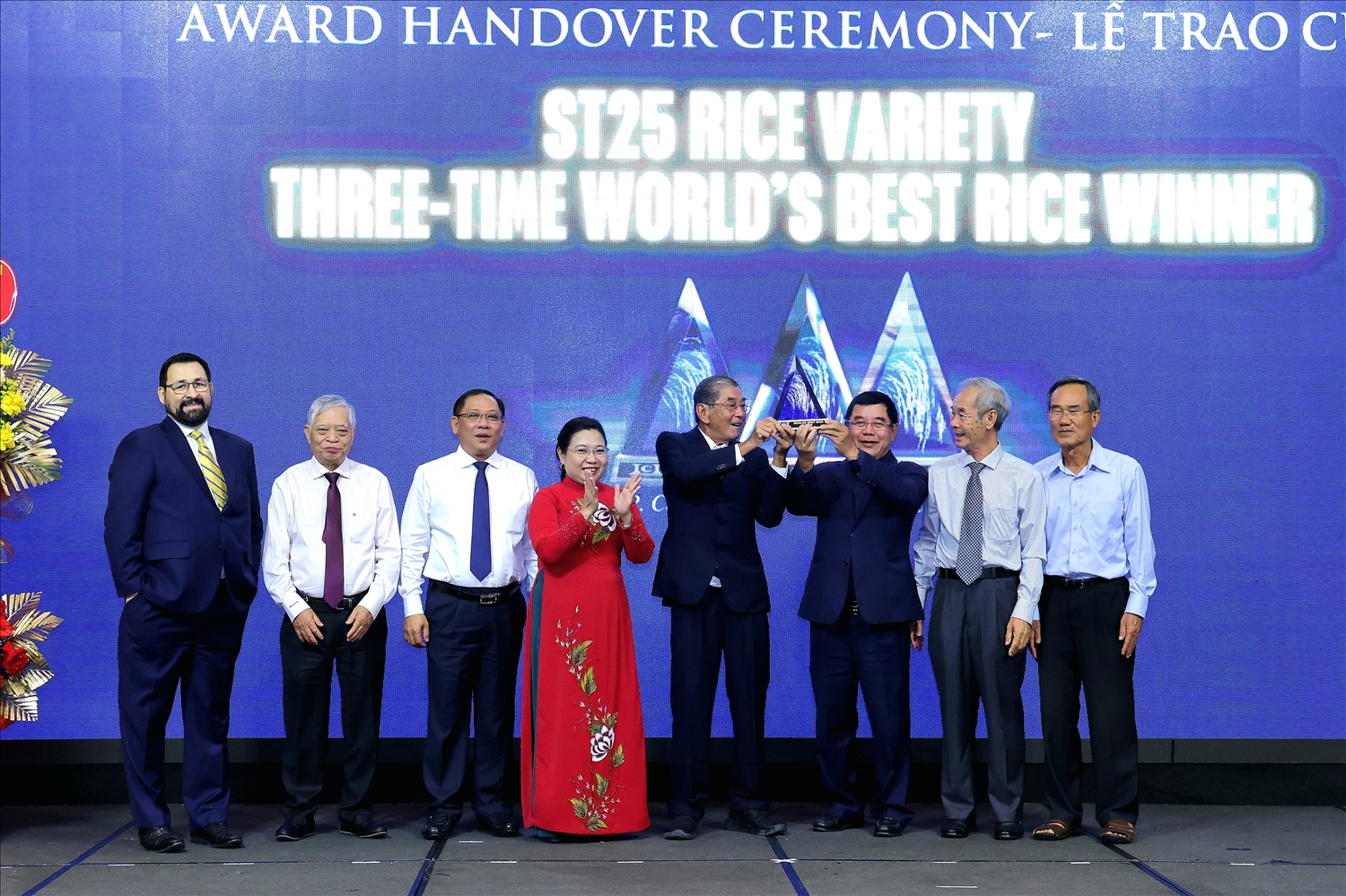 Lãnh đạo Thành ủy, UBND TP. Cần Thơ, Hiệp hội Lương thực Việt Nam, Tổ chức The Rice Trader và các đại biểu chúc mừng Anh hùng lao động Hồ Quang Cua cùng nhóm tác giả. (Ảnh: Trung Phạm)