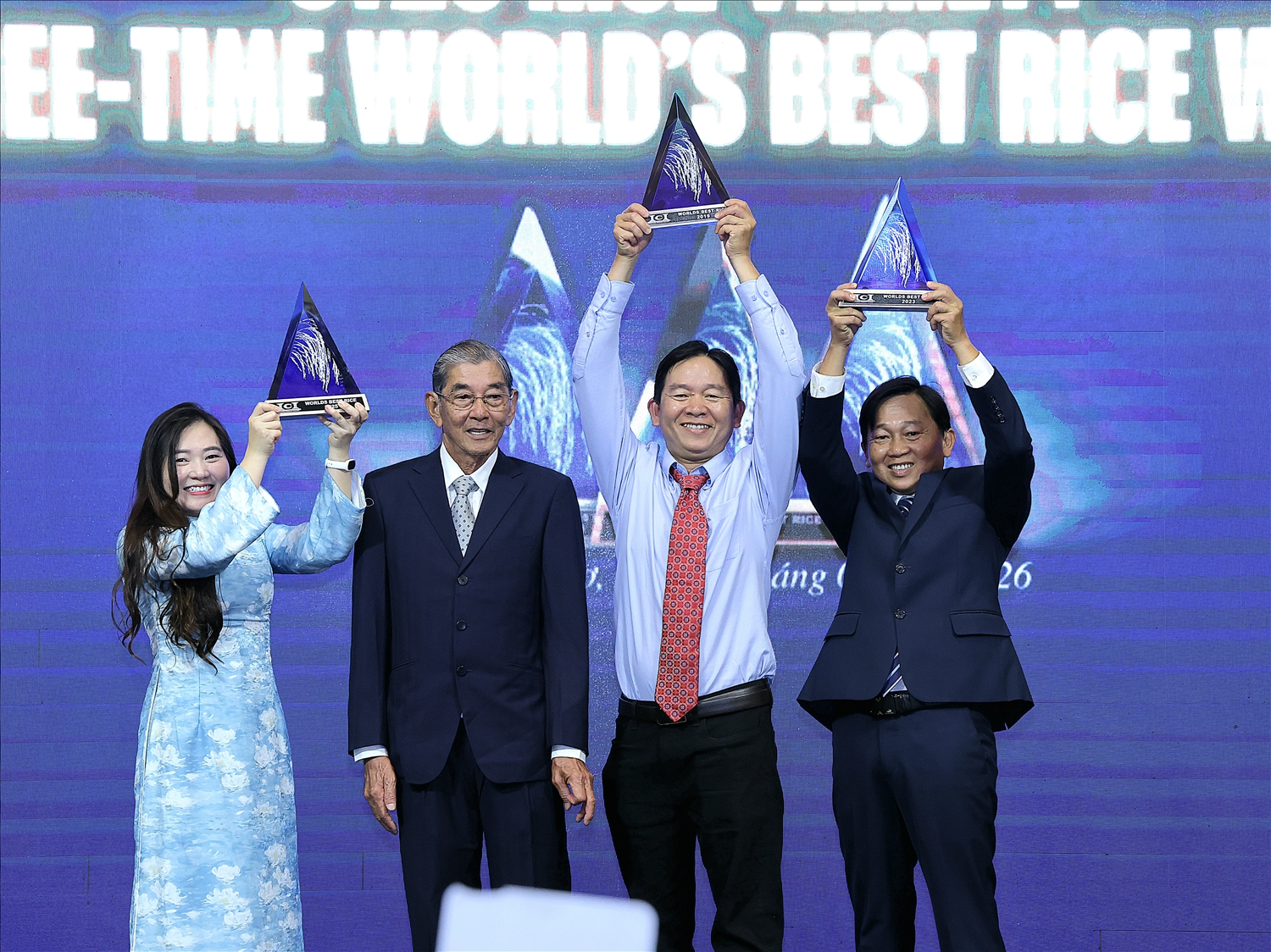 Anh hùng lao động Hồ Quang Cua cùng các con nâng cúp 