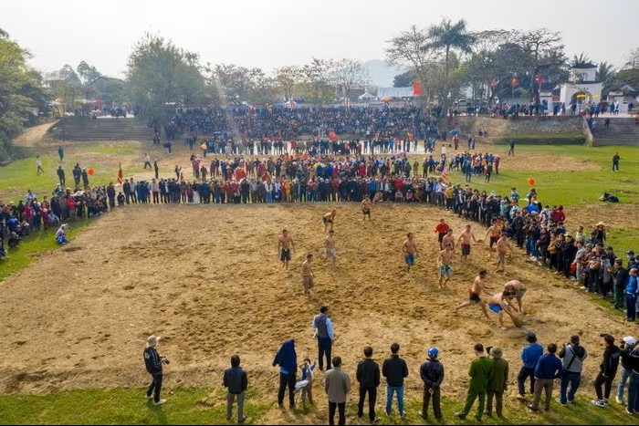 Vật cù - trò chơi truyền thống tại lễ hội đền Bạch Mã - ảnh: CSCC