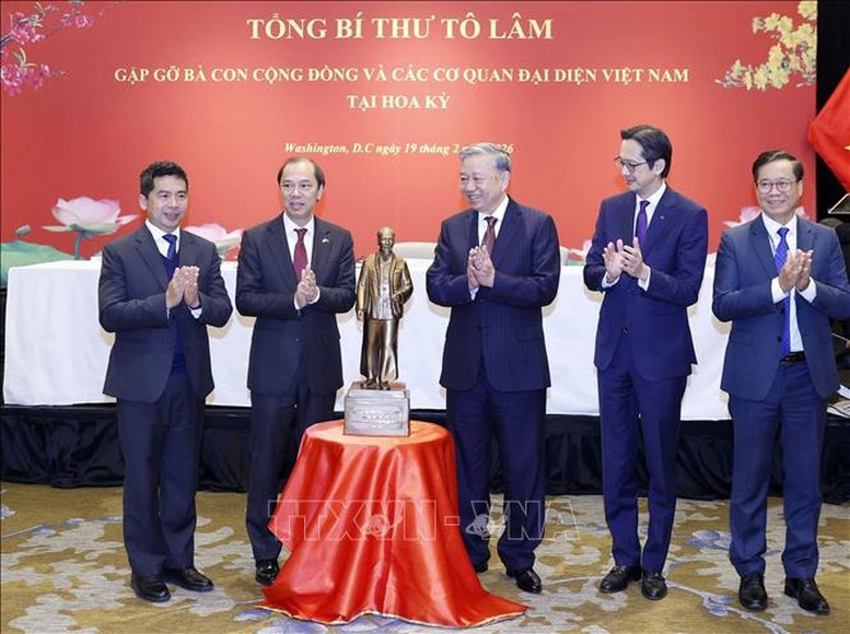 Tổng Bí thư Tô Lâm trao tặng bức tượng Chủ tịch Hồ Chí Minh cho các cơ quan đại diện Việt Nam tại Hoa Kỳ - Ảnh: TTXVN