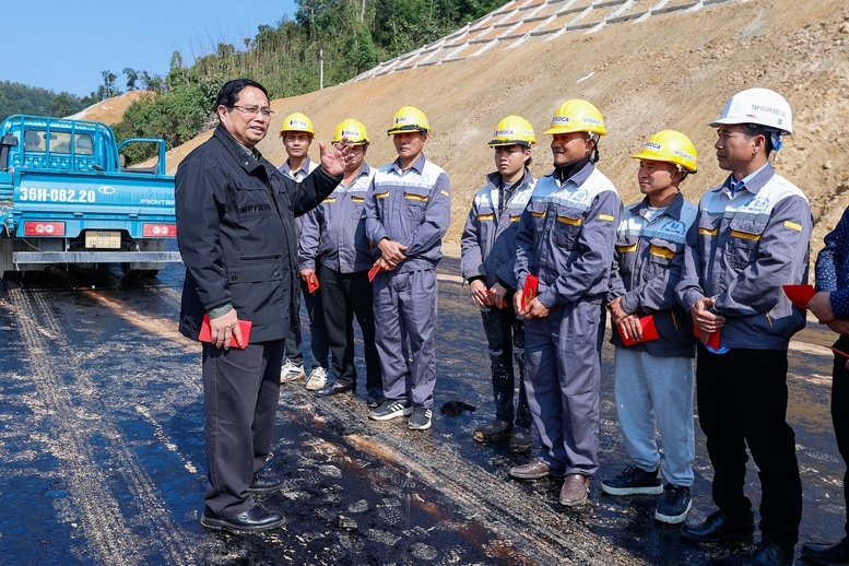 Thủ tướng động viên công nhân thi công tại Km43 dự án Đồng Đăng - Trà Lĩnh - Ảnh: VGP/Nhật Bắc