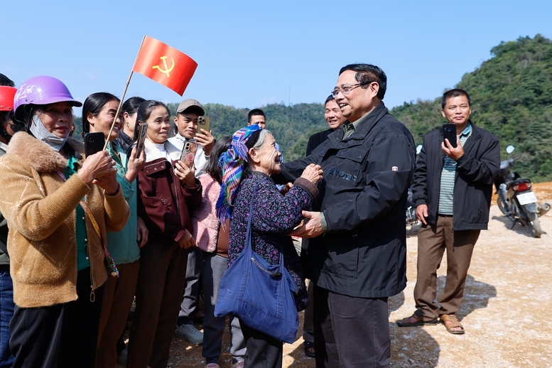 Thủ tướng thăm hỏi người dân tại Km43 dự án Đồng Đăng - Trà Lĩnh - Ảnh: VGP/Nhật Bắc