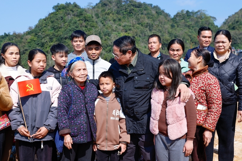 Thủ tướng cũng đề nghị các nhà thầu lớn tiếp tục tạo điều kiện cho doanh nghiệp địa phương tham gia chuỗi cung ứng, sản xuất để tạo thêm công ăn việc làm cho địa phương - Ảnh: VGP/Nhật Bắc