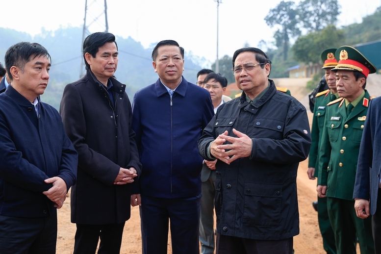 Thủ tướng trao đổi với các đơn vị tại Km 0 nhánh Cốc Nam thuộc công trình giao thông trọng điểm tại Lạng Sơn - Ảnh: VGP/Nhật Bắc