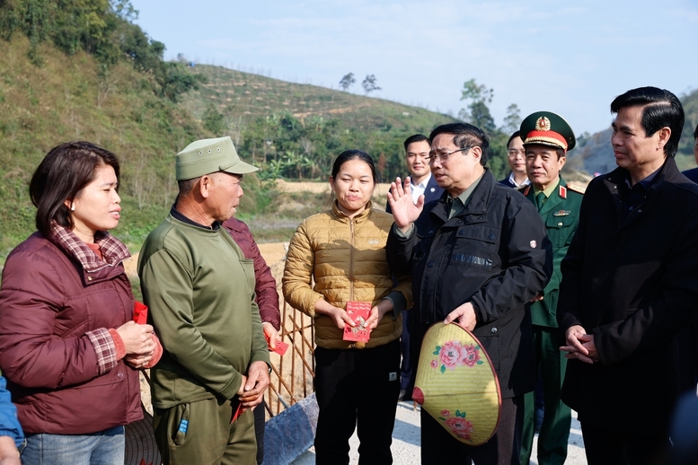 Thủ tướng thăm hỏi người dân tại Km 0 nhánh Cốc Nam thuộc công trình giao thông trọng điểm tại Lạng Sơn - Ảnh: VGP/Nhật Bắc