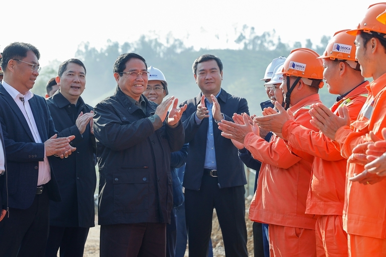 Thủ tướng động viên công nhân thi công tại nút giao IC-07 dự án cao tốc Hữu Nghị-Chi Lăng - Ảnh: VGP/Nhật Bắc