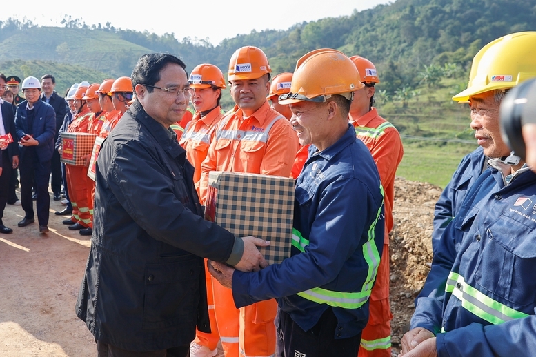 Thủ tướng tặng quà, động viên công nhân thi công tại nút giao IC-07 dự án cao tốc Hữu Nghị-Chi Lăng - Ảnh: VGP/Nhật Bắc
