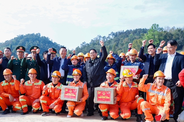 Thủ tướng tặng quà, động viên công nhân thi công tại nút giao IC-07 dự án cao tốc Hữu Nghị-Chi Lăng - Ảnh: VGP/Nhật Bắc