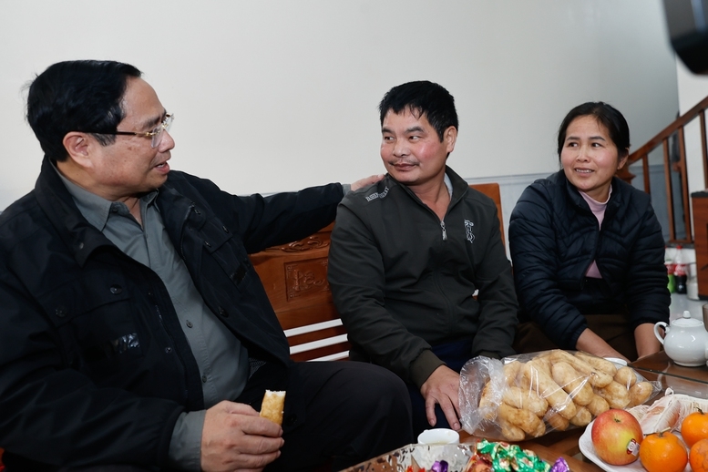 Thủ tướng thăm các gia đình trong khu tái định cư Đông Khê, xã Đông Khê, tỉnh Cao Bằng - Ảnh: VGP/Nhật Bắc