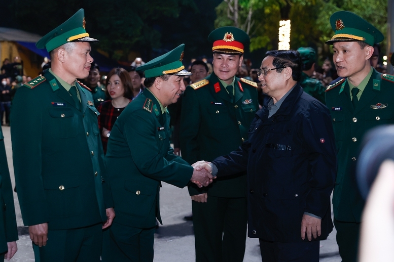 Thủ tướng Phạm Minh Chính tới thăm, động viên lực lượng Bộ đội Biên phòng và các lực lượng chức năng đang làm nhiệm vụ tại Cửa khẩu Tân Thanh (Lạng Sơn) - Ảnh: VGP/Nhật Bắc