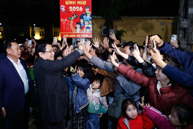 Thủ tướng Phạm Minh Chính và người dân tại Cửa khẩu Tân Thanh (Lạng Sơn) - Ảnh: VGP/Nhật Bắc