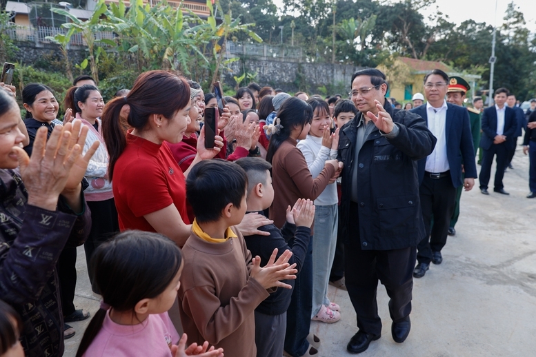 Thủ tướng Phạm Minh Chính thăm Khu tái định cư Đông Khê, xã Đông Khê, tỉnh Cao Bằng - Ảnh: VGP/Nhật Bắc