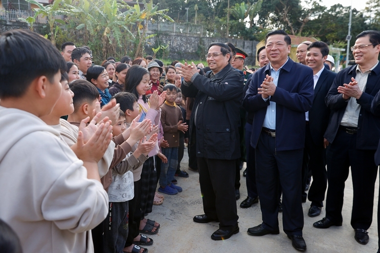 Thủ tướng yêu cầu chính quyền rà soát bảo đảm bà con đến nơi ở mới có cuộc sống ít nhất bằng hoặc tốt hơn nơi ở cũ - Ảnh: VGP/Nhật Bắc