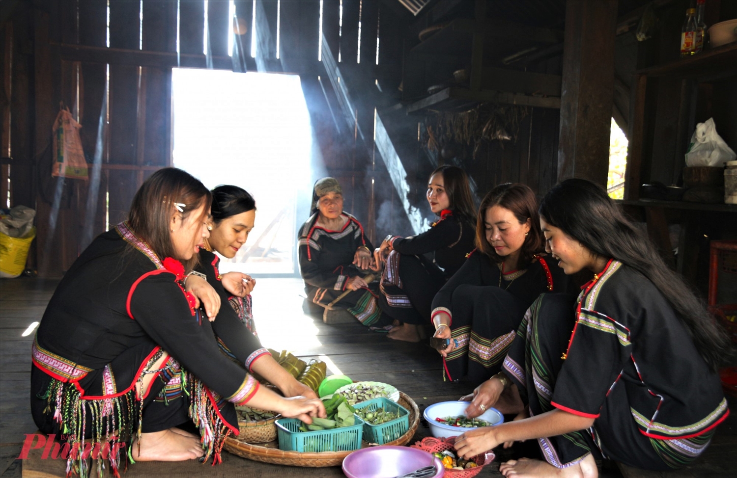 Các thế hệ phụ nữ trong gia đình cùng nhau chuẩn bị mâm cơm ngày Tết