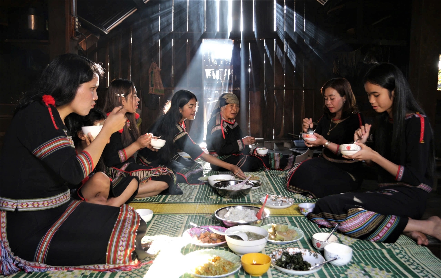 Mâm cơm mang đậm hương vị của núi rừng, dân dã và tình thân trong cộng đồng mẫu hệ