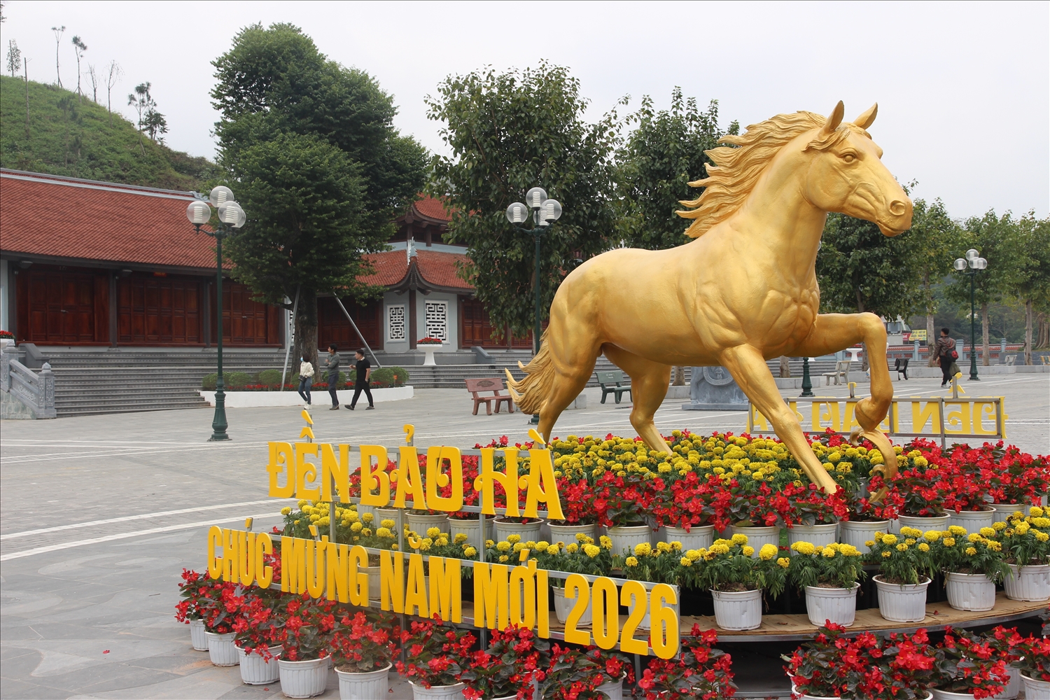 Linh vật ngựa được đặt trong khuôn viên đền Bảo Hà (Ảnh Trọng Bảo)