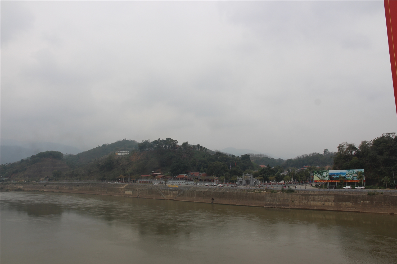 Đền Bảo Hà nằm bên bờ sông Hồng thơ mộng (Ảnh Trọng Bảo)