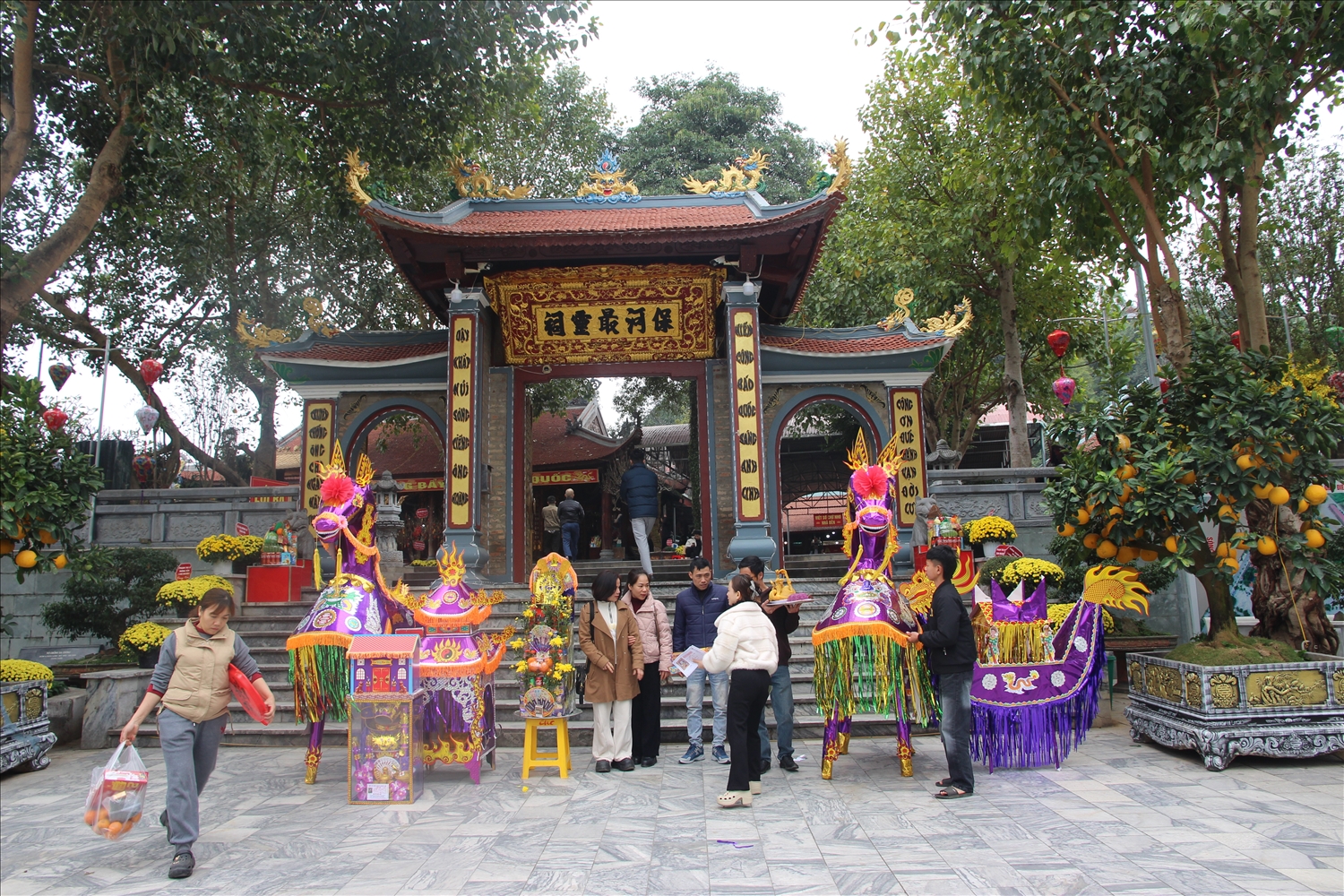 Các điểm du lịch tâm linh trên địa bàn Lào Cai thu hút đông đảo du khách trong những ngày đầu năm mới (Ảnh Trọng Bảo)