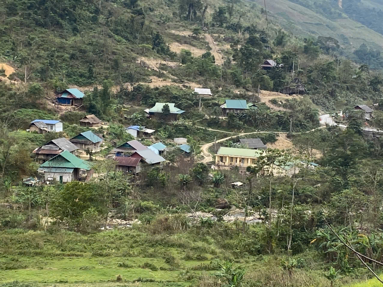 14 lá đơn tình nguyện thoát nghèo đang là câu chuyện vui đầu Xuân 2026 ở xã biên giới Nhôn Mai - Ảnh: T.H
