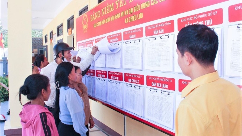 Cử tri xã Chiêu Lưu xem danh sách cử tri được niêm yết tại trụ sở xã - Ảnh: M.H