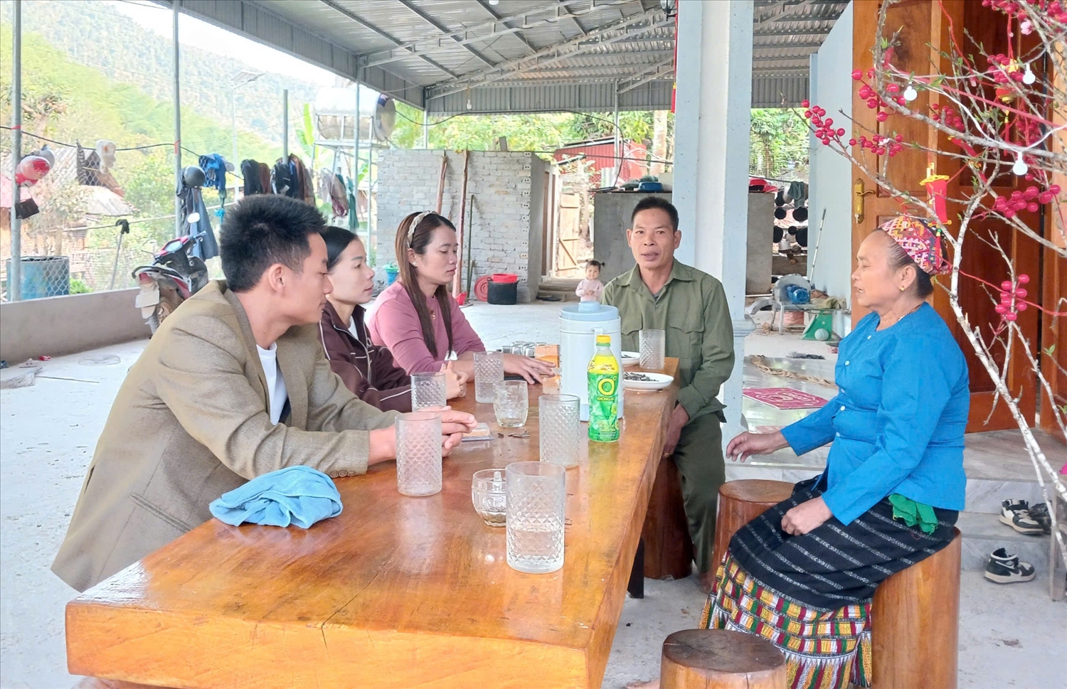 Vợ chồng ông Vy Văn Quỳnh (bìa phải) nộp đơn tự nguyện thoát nghèo, cũng là câu chuyện vui ở vùng biên giới Nhôn Mai - Ảnh: T.H