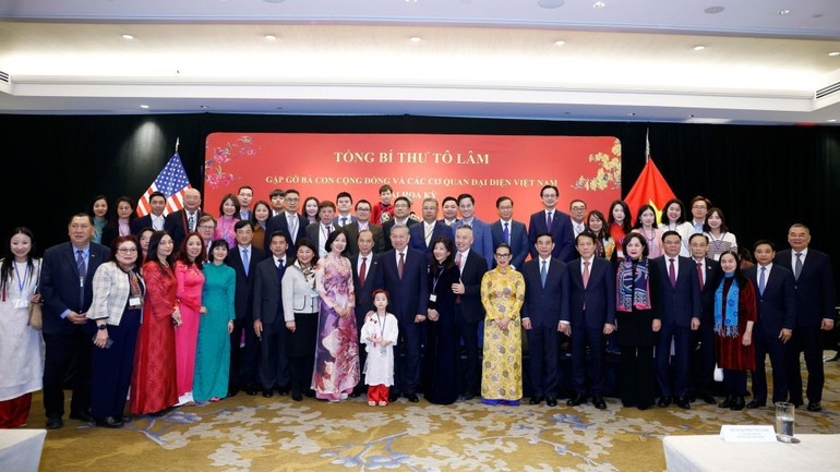 Tổng Bí thư Tô Lâm với bà con cộng đồng người Việt Nam tại Hoa Kỳ. (Ảnh: Thống Nhất/TTXVN)