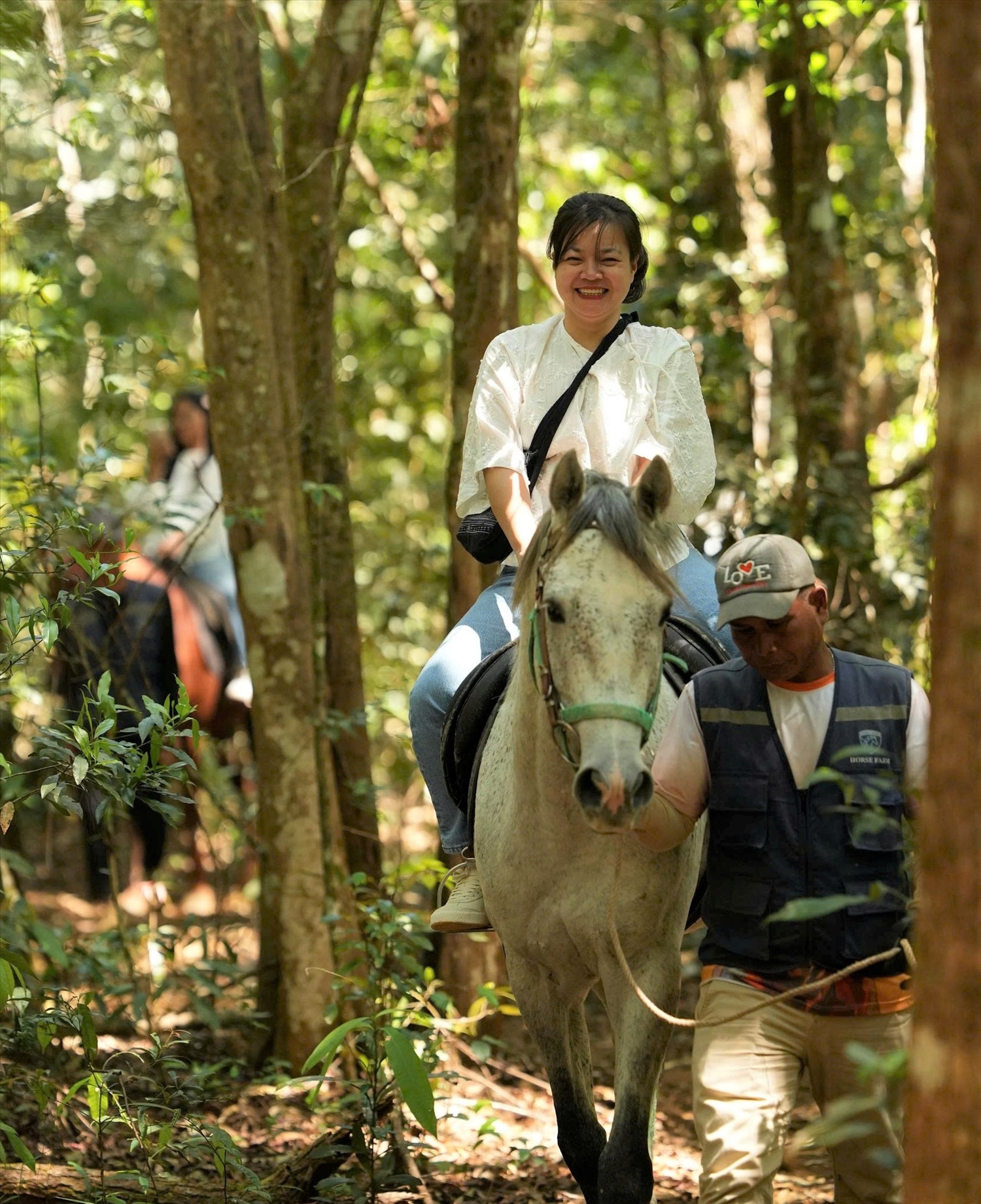 Du khách thích thú khi cưỡi ngựa đi xuyên qua những cánh rừng nguyên sinh ở Măng Đen