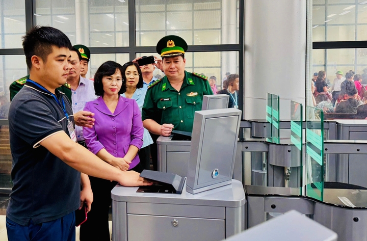 Cửa khẩu thông minh tại Móng Cái hứa hẹn sẽ rút ngắn thời gian làm thủ tục thông quan, đẩy mạnh hoạt động giao thương giữa Việt Nam và Trung Quốc