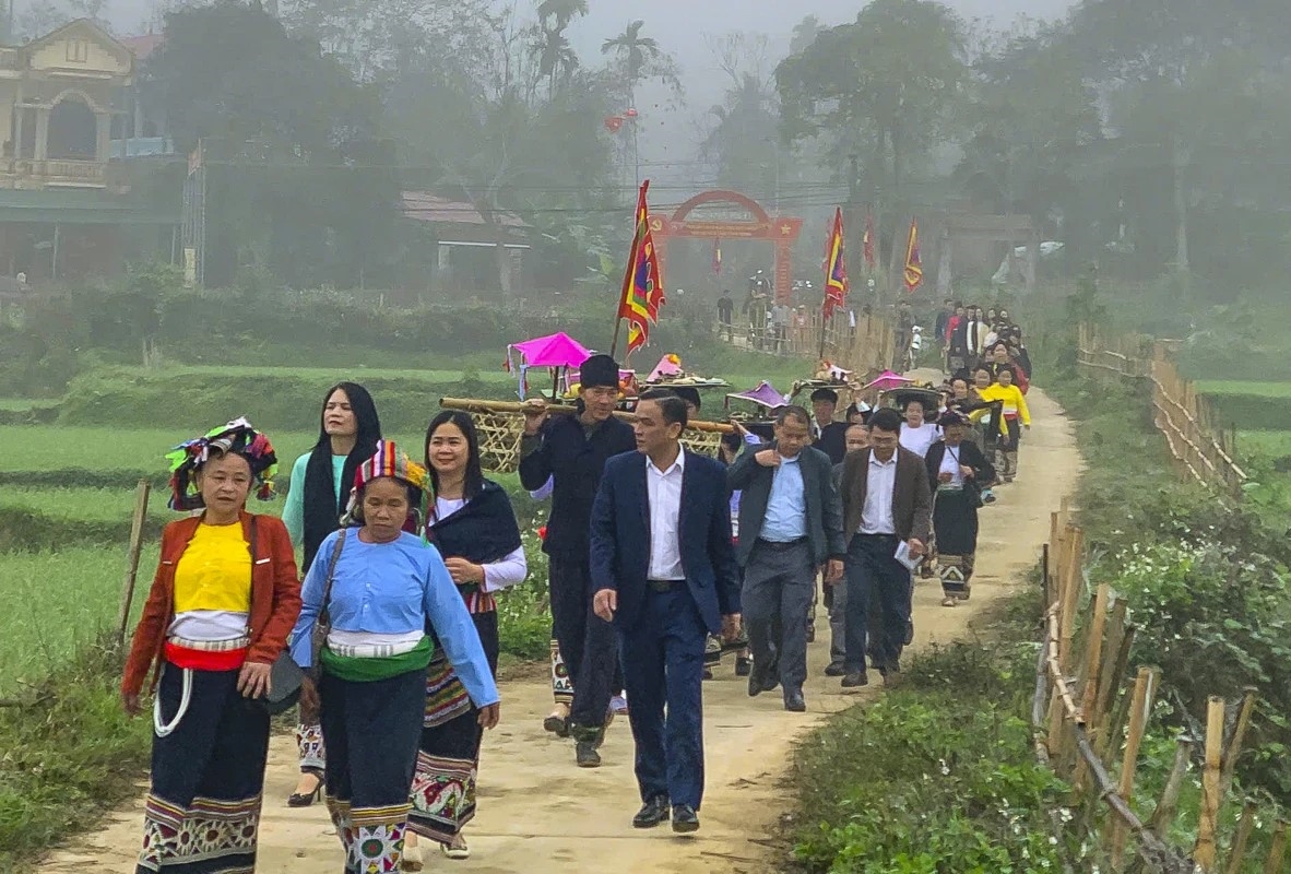 Người dân xã Vạn Xuân nô nức về hang Mường dự Lễ hội Nàng Han sáng mùng 5 Tết. Ảnh Hoàng Đông