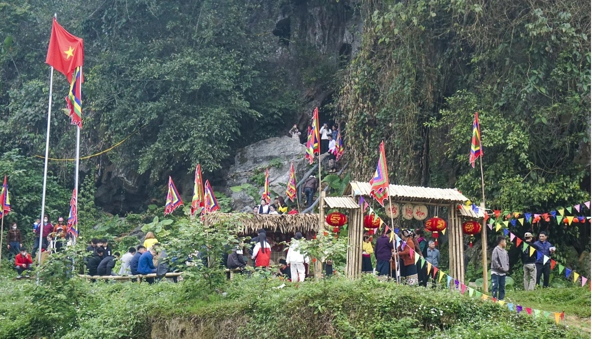 Hang Mường bên sông Nhồng với nhũ đá mang hình thiếu nữ, voi, ngựa – dấu tích linh thiêng trong tâm thức người Thái. Ảnh Hoàng Đông