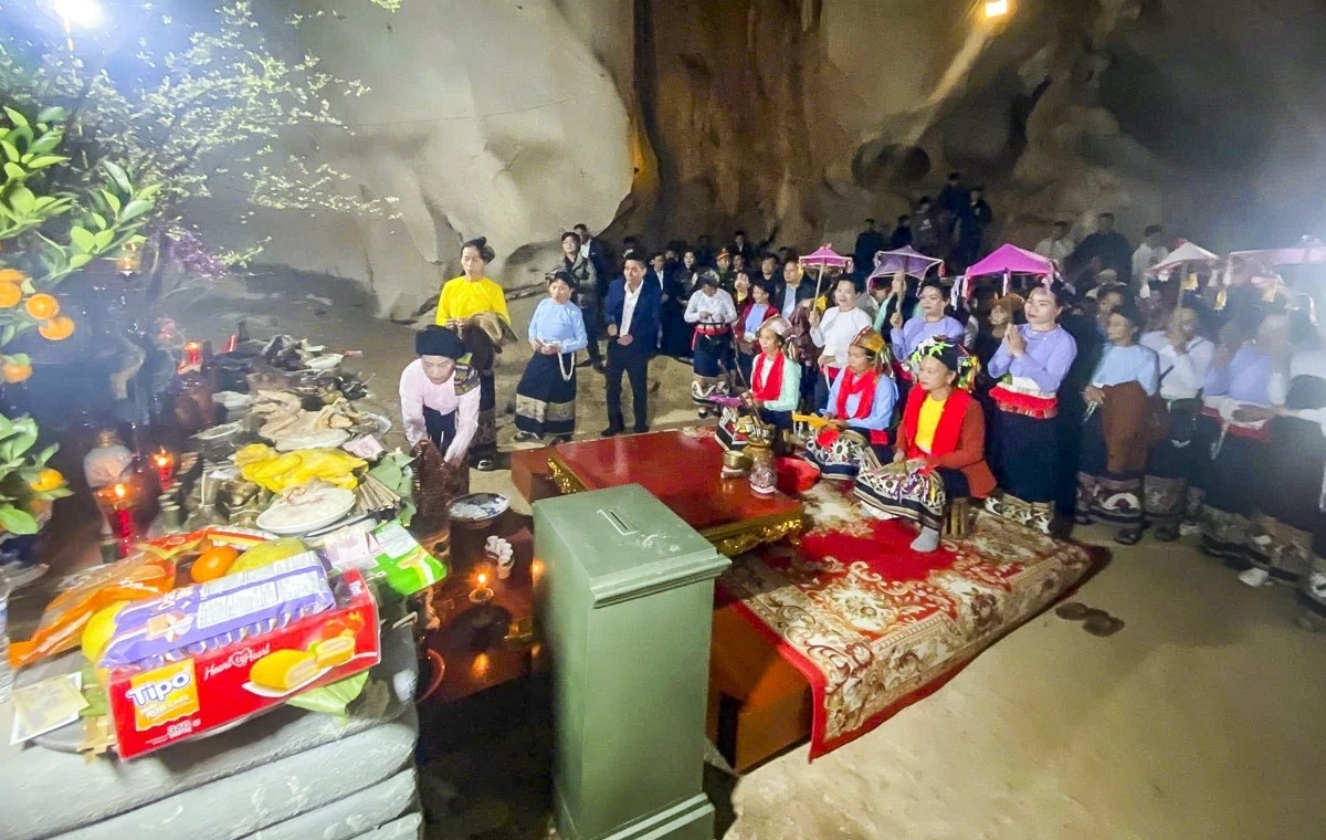 Bà mo thực hiện nghi lễ cúng tế, lời mo trầm bổng kể về chiến công và sự hy sinh của Nàng Han. Ảnh Hoàng Đông