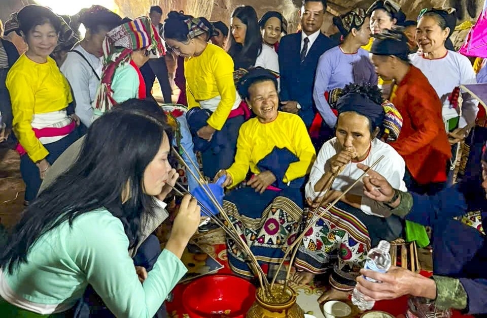 Sau phần lễ, người dân và du khách quây quần uống rượu cần, sẻ chia niềm vui và cầu chúc năm mới bình an, no ấm. Ảnh Hoàng Đông