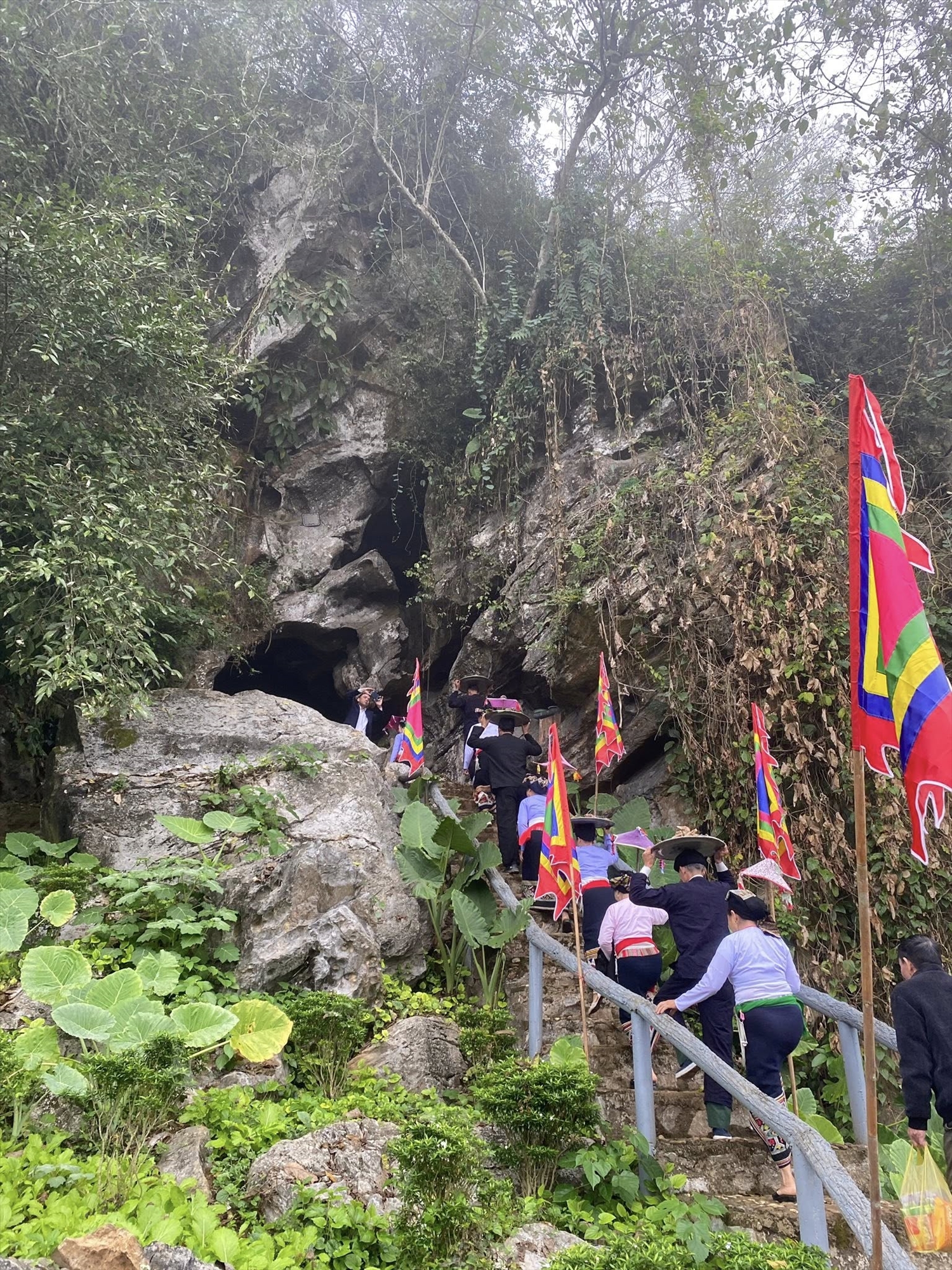 Lễ hội là dịp cộng đồng trở về với cội nguồn, gìn giữ đạo lý “uống nước nhớ nguồn” qua từng nghi thức truyền thống. Ảnh Hoàng Đông