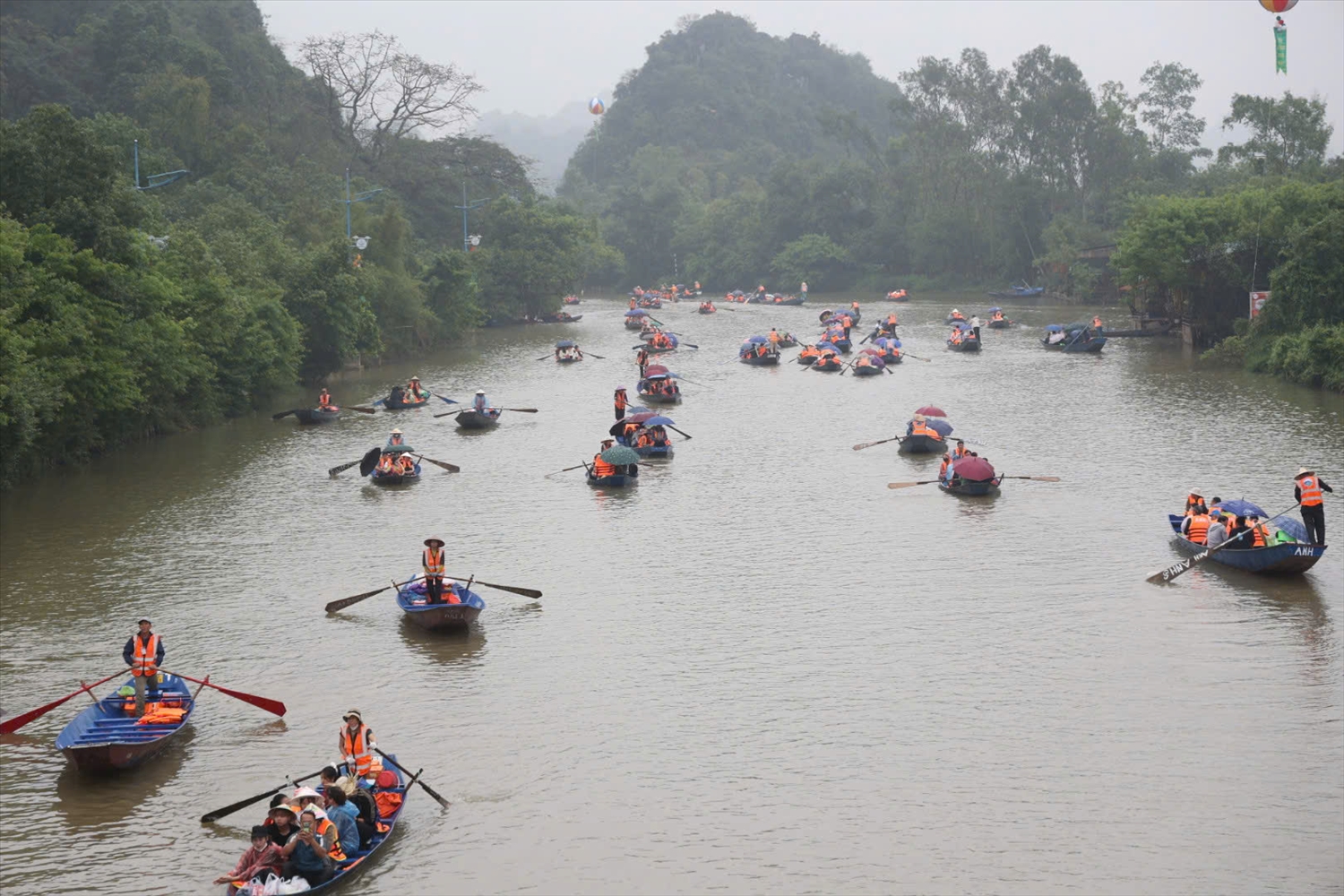 Theo Ban tổ chức, từ Mùng 1 đến hết Mùng 5 Tết, tổng lượng khách về với chùa Hương đạt 135.895 lượt