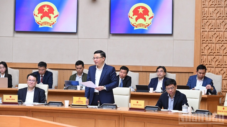 Quyền Bộ trưởng Công thương Lê Mạnh Hùng phát biểu ý kiến tại cuộc họp. (Ảnh: Trần Hải)