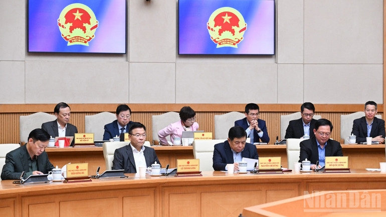 Các Phó Thủ tướng Chính phủ, lãnh đạo các cơ quan trực thuộc Chính phủ, các đại biểu tham dự cuộc họp. (Ảnh: Trần Hải)