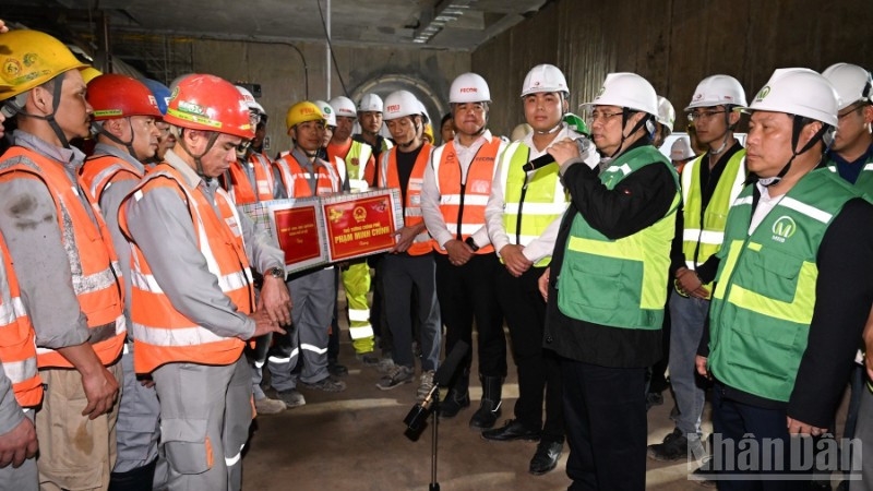 Thủ tướng Chính phủ Phạm Minh Chính tặng quà, động viên, chúc Tết các đơn vị đang thi công tại Dự án tuyến đường sắt đô thị thí điểm đoạn Nhổn - Ga Hà Nội. (Ảnh: Trần Hải)