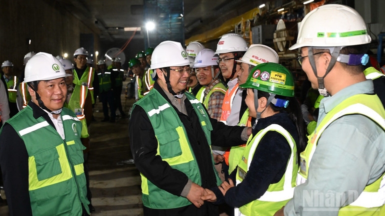 Thủ tướng Phạm Minh Chính thăm hỏi, động viên đội ngũ thi công tại Ga S11-Văn Miếu. (Ảnh: Trần Hải)