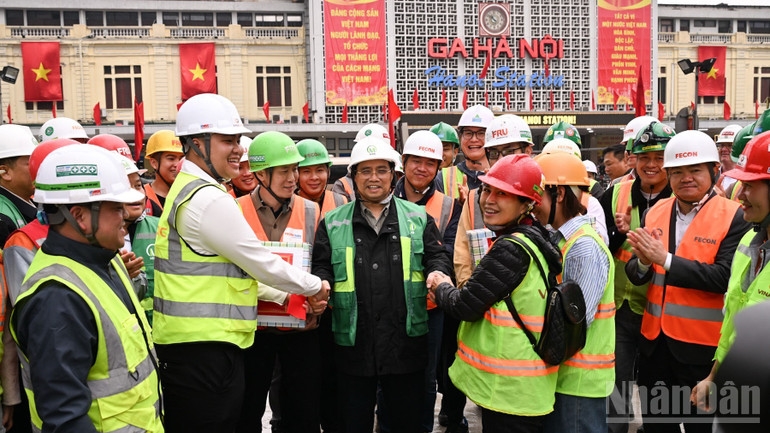 Thủ tướng Phạm Minh Chính thăm, tặng quà, chúc Tết động viên các đơn vị đang thi công tại Ga S12 - Trần Hưng Đạo. (Ảnh: Trần Hải)