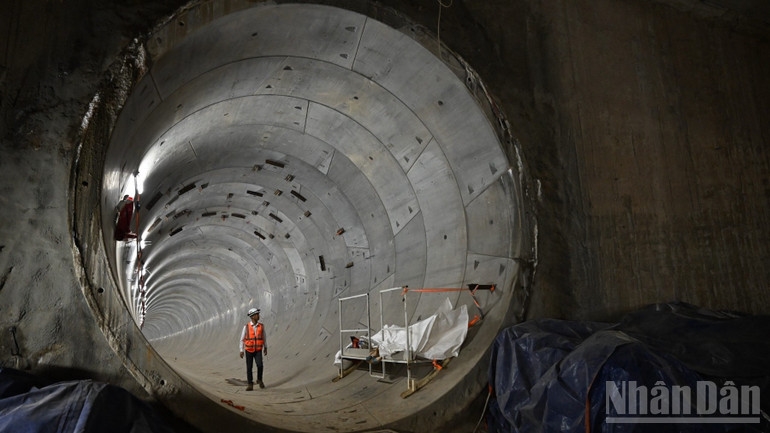 Kỹ sư đang kiểm tra chất lượng đoạn ống hầm đã thi công tại Ga S11 - Văn Miếu. (Ảnh: Trần Hải)
