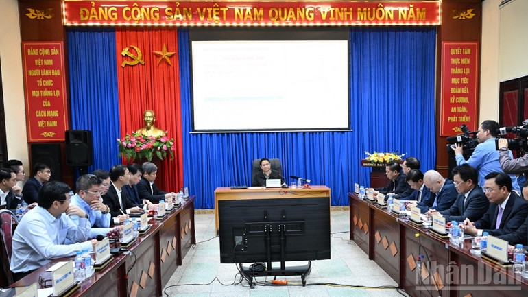 Thủ tướng Phạm Minh Chính chủ trì cuộc làm việc với các bộ, ngành, thành phố Hà Nội về tiến độ thực hiện Dự án tuyến đường sắt đô thị thí điểm đoạn Nhổn - Ga Hà Nội. (Ảnh: Trần Hải)