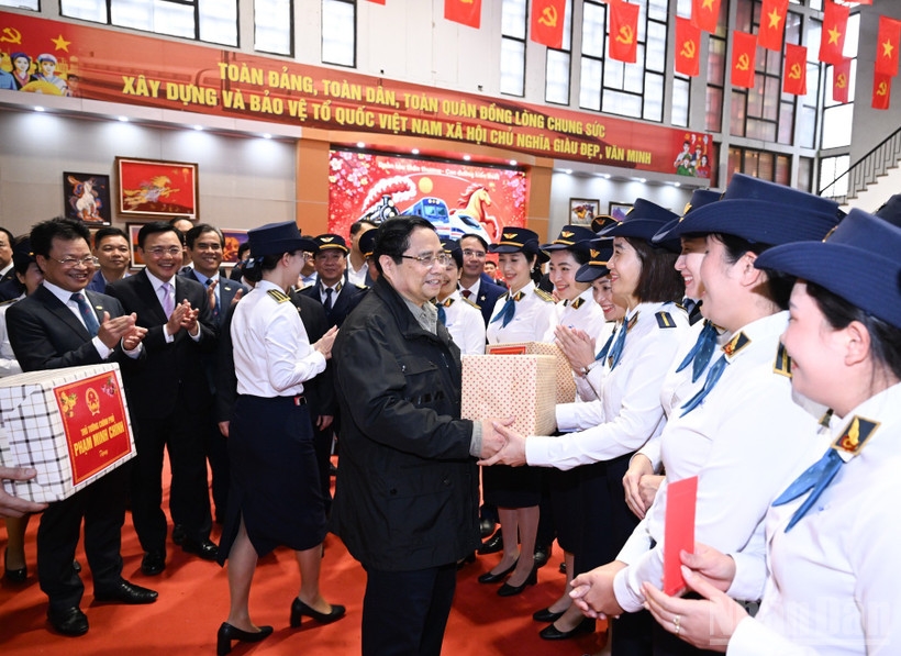 Thủ tướng Chính phủ Phạm Minh Chính tặng quà động viên, chúc Tết cán bộ, nhân viên Tổng Công ty Đường sắt Việt Nam đang ứng trực phục vụ việc vận tải dịp Tết Nguyên đán. (Ảnh: TRẦN HẢI)