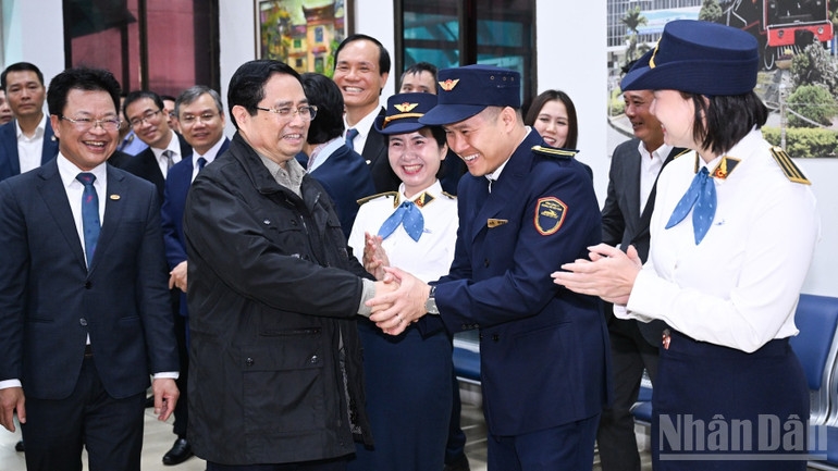 Thủ tướng Phạm Minh Chính tới thăm, chúc Tết, kiểm tra công tác bảo đảm việc vận tải dịp Tết Nguyên đán tại Ga Hà Nội. (Ảnh: Trần Hải)