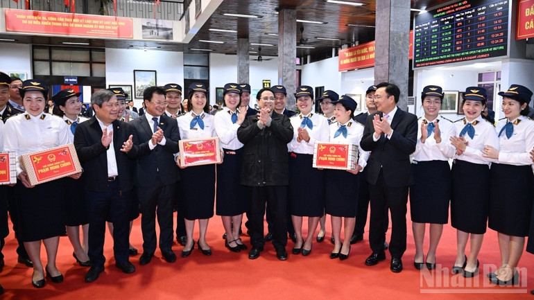 Thủ tướng Phạm Minh Chính tặng quà, động viên đội ngũ cán bộ, nhân viên Tổng Công ty Đường sắt Việt Nam nỗ lực phục vụ tốt việc bảo đảm vận tải dịp Tết Nguyên đán. (Ảnh: Trần Hải)